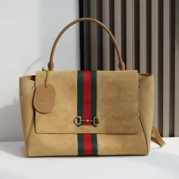 Generation Gucci系列深入探索品牌的典藏元素 将不同年代的设计融合成一种美学叙事 这款款式以手提包设计向品牌标志性的Horsebit和Web致敬 采用标志性GG帆布精制而成 沙色和白色GG帆布沙色皮革滚边金色调配件沙色帆布衬里 饰菱形格纹图案Horsebit 网状结构和皮革标牌 带有 Made in Italy Gucci 标志内部 1个拉链口袋手挽垂直长度 18 - 24.5厘米可拆卸和可调节皮革肩带长度 51 - 55cm按扣磁扣开合款号 875019