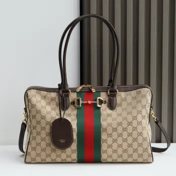 Gucci Borsetto系列名称巧妙融合意大利语 borsa  手袋 和 morsetto  马衔扣 二词  这款手袋甄选轻盈挺括的GG帆布打造 以复古风格沙色配色匠心呈献 源自典藏的钻石菱格纹图案演绎全新衬里 沙色和深棕色GG帆布深棕色软皮皮革滚边金色调配件米色帆布衬里饰钻石菱格纹图案Horsebit Web 和皮革标签 带有 Made in Italy Gucci 标志内部 1个拉链口袋手柄高 23厘米可拆卸和可调节的皮革肩带 高 46 - 49厘米 长度 101 - 109厘米双拉链开合型号 866734 