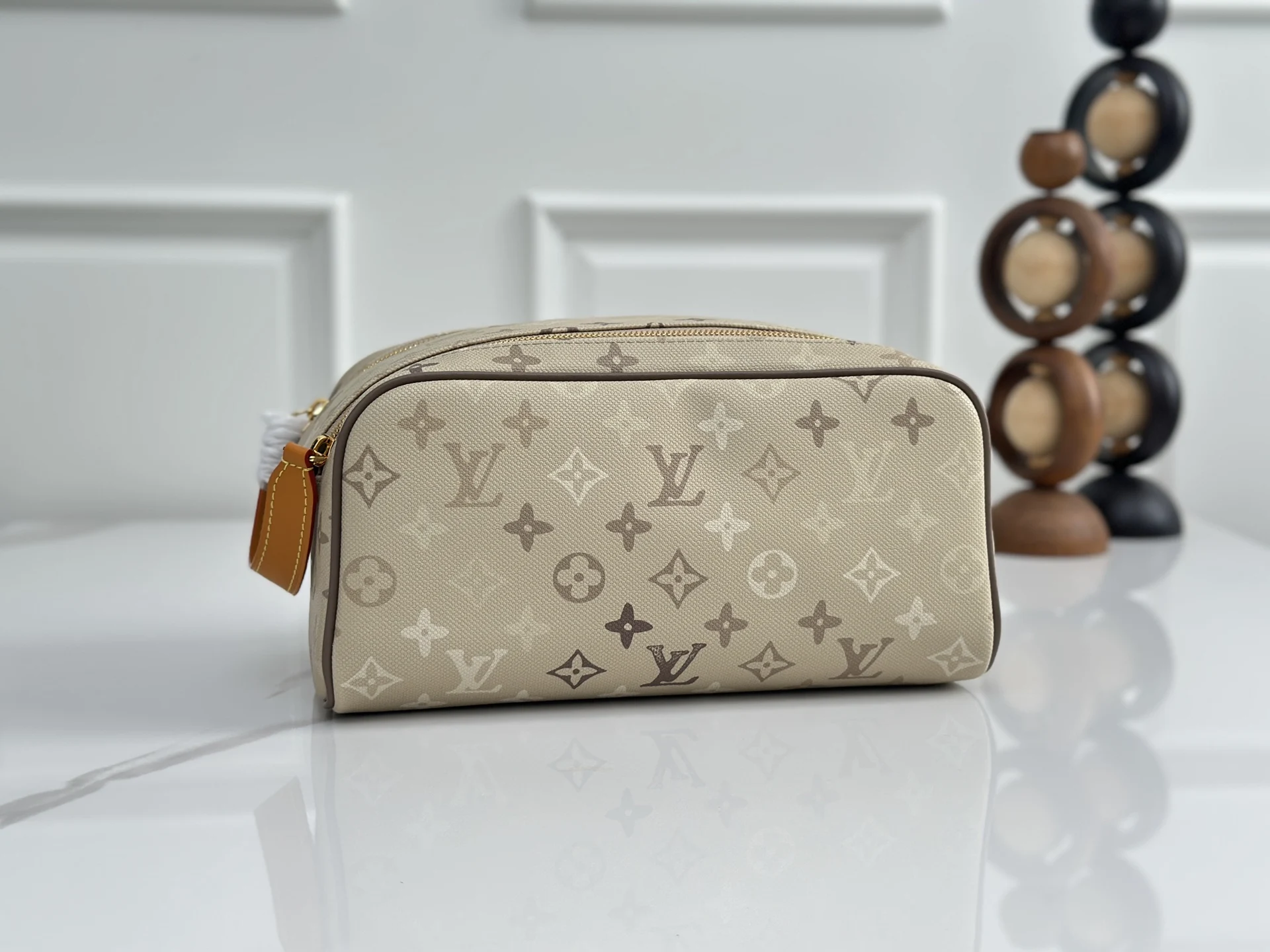 原单LV女包|高仿LV女包|精仿LV女包|一比一LV女包顶级原单 独家实拍 M29161洗漱包 本款 Dopp Kit 盥洗袋取材 Monogram Surplus 帆布 以别致压印工艺呈现错视编织效果 Monogram 图案 搭配牛皮革饰边和亮泽金属件 宽大开口和双拉链设计确保洗漱用品的便捷取放 尺寸 28 x 15 x 16.5 CM((长 x 高 x 宽)