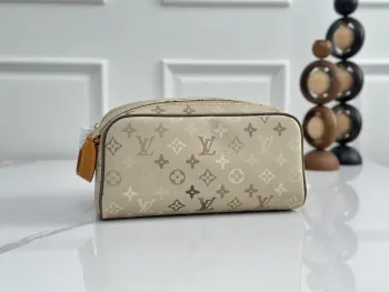 顶级原单 独家实拍 M29161洗漱包 本款 Dopp Kit 盥洗袋取材 Monogram Surplus 帆布 以别致压印工艺呈现错视编织效果 Monogram 图案 搭配牛皮革饰边和亮泽金属件 宽大开口和双拉链设计确保洗漱用品的便捷取放 尺寸 28 x 15 x 16.5 CM((长 x 高 x 宽)