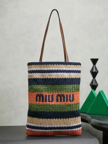5BG248 新正面标志性MiuMiu刺绣 棉布里内 超轻 容量超大 小尺寸竖版适配度更高 上班通勤外出旅游都是绝佳的选择 一年四季都适用 实物超级无敌美 尺寸 30X38cm