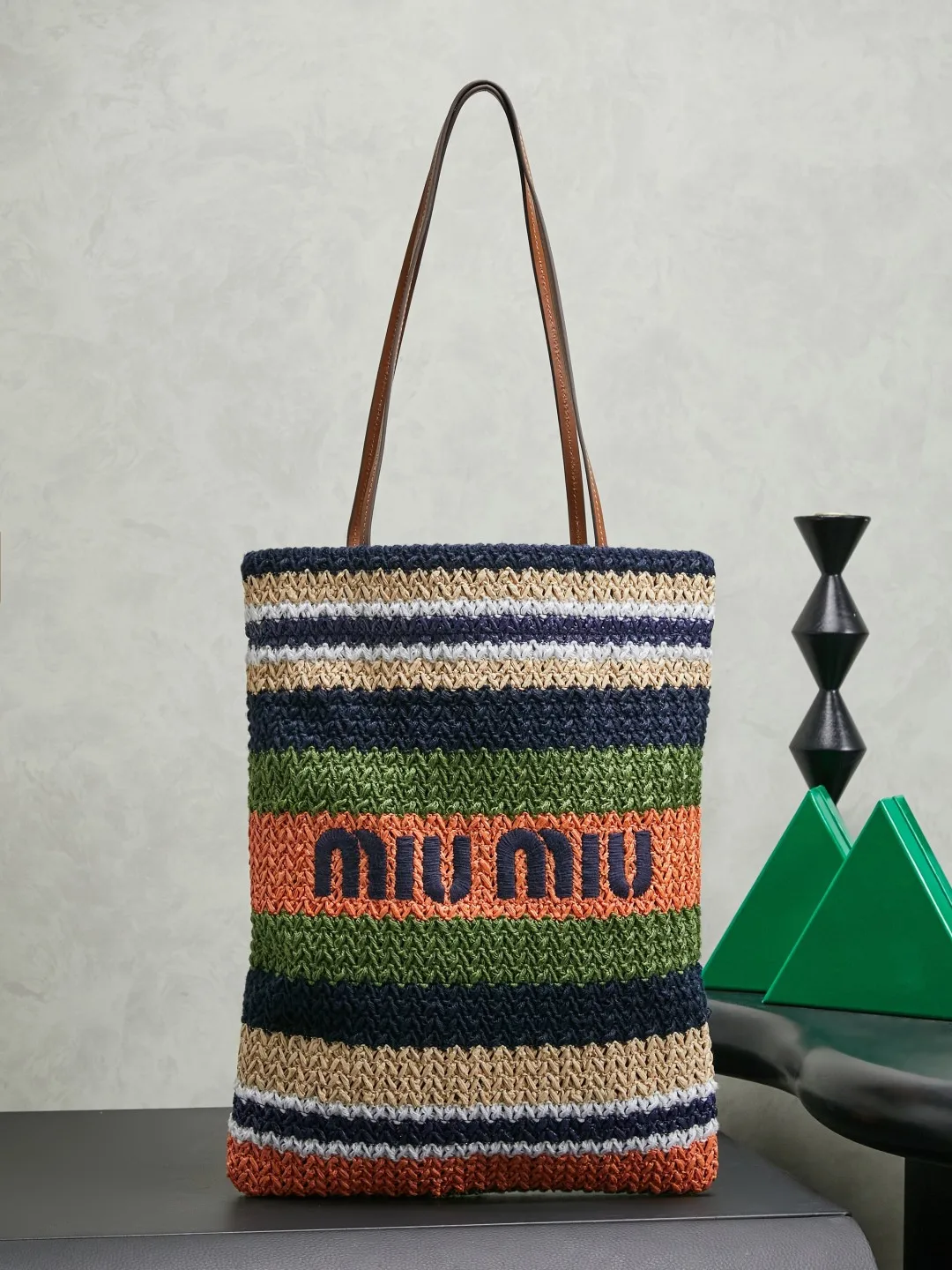5BG248 新正面标志性MiuMiu刺绣 棉布里内 超轻 容量超大 小尺寸竖版适配度更高 上班通勤外出旅游都是绝佳的选择 一年四季都适用 实物超级无敌美 尺寸 30X38cm