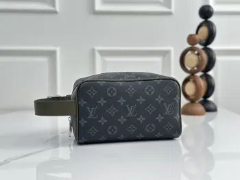 顶级原单 独家实拍 M28840黑花配绿色洗漱包 当季新款 LOCKER DOPP KIT 盥洗袋 本款 Locker Dopp Kit 盥洗袋取材 Monogram Eclipse 涂层帆布 搭配撞色皮革手柄 可水洗内衬和内贴袋 考究拉链和可调节肩带搭扣再添实用细节 便于收纳盥洗用品 尺寸 23 x 13 x 12 厘米 (长度 x 高 x 宽)