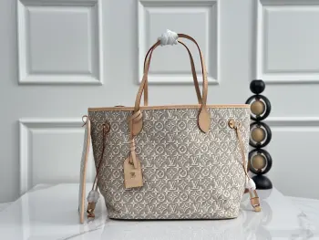 顶级原单 独家实拍 M2a381白色提花购物袋 Neverfull MM 采用了品牌提升后的 Monogram Embleme 标志性元素 此款作品采用提花帆布材质 旨在营造一种感官体验效果 它以刺绣为灵感来源 装饰有 VVN 侧边蕾丝和双柄设计 此外还配备了一个可拆卸的装饰性地址标签 内部则配有平整的拉链口袋 并在棉质衬里上露出专属的路易威登标识 尺寸  31 x 28 x 14CM(长度 x 高 x 宽)