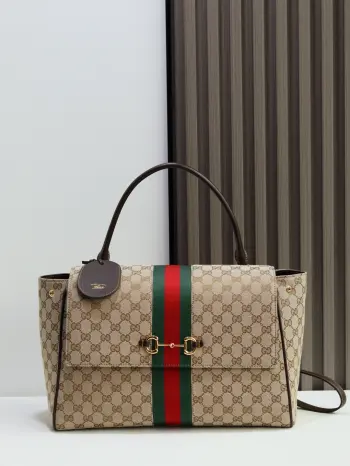 Generation Gucci系列深入探索品牌的典藏元素 将不同年代的设计融合成一种美学叙事 这款款式以手提包设计向品牌标志性的Horsebit和Web致敬 采用标志性GG帆布精制而成 沙色和深棕色GG帆布棕色皮革滚边金色调配件沙色帆布衬里 饰菱形格纹图案Horsebit 网状结构和皮革标牌 带有 Made in Italy Gucci 标志内部 1个拉链口袋手挽垂直长度 18 - 24.5厘米可拆卸和可调节皮革肩带长度 51 - 55cm按扣磁扣开合款号 875019