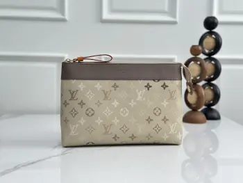 顶级原单 独家实拍 M29427手包 本款Pochette Voyage Souple手拿包采用Monogram Surplus帆布 以迷彩风格Monogram图案营造微妙色调变化 搭配可水洗内衬 亮泽金属件和金属质感珠饰拉链头 精巧设计可手提或置入手袋 尺寸 33.5×26×5.5CM(长×高×宽)