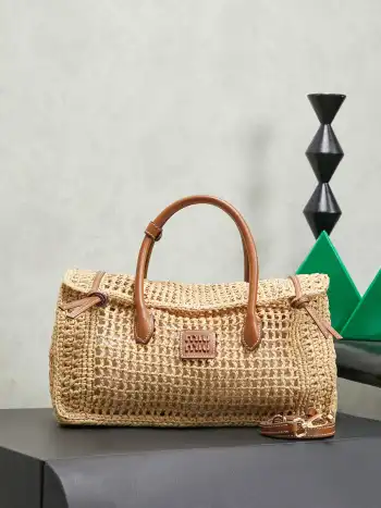 大号5BA315MIUMIU26新品 赵今麦同款春夏镂空草编包米黄色草编+棕色皮革手柄 复古又温柔 正面有品牌徽标 搭配粉色花朵挂件 少女感满满 包身轻便 容量适中 手机粉饼都能装 通勤 度假都 OK!手提斜挎随心切换 春夏氛围感直接拉满 是实用又好看的时尚单品 尺寸33.5 *12 *18 cm