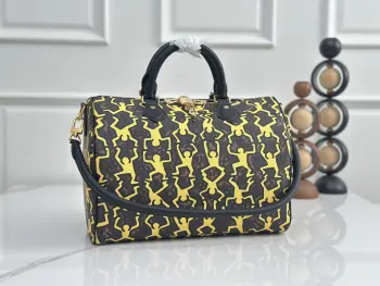 顶级原单 独家实拍 M15105走秀款枕头包 Speedy Soft 30 Lucky 手袋为 Monogram 帆布勾勒 VVN 皮革饰边 再借宛若珠宝的可拆卸装饰 撞色内衬和金属件点亮考究细节 充裕构型可轻松容纳平板电脑与日常所需 尺寸 30.0 x 21.0 x 17.0 厘米 (长 x 高 x 宽)