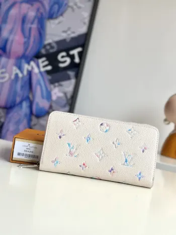   海外原单M2a358独家实拍 本款zippy夹取材Monogram Empreinte 皮革渲染梦幻色彩 与牛皮革内衬一道释放考究风范 与各式手袋搭配相宜全拉链设计搭配考究内里 小巧构型颇具功能性 亦可用作手拿包 尺寸 19.5×10.5×2.5cm
