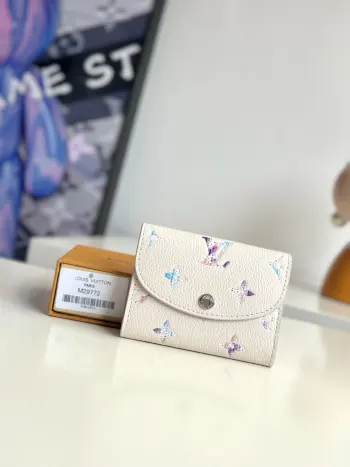 海外原单M29772独家实拍 本款 Rosalie 零包出自 Monogram Empreinte 系列 为经典 Quartz 皮革渲染链环风格图案 再以印制和压印工艺呈现细腻渐变粉彩质感 搭配莹亮金属件 内里囊括多重口袋和夹层 可妥善存放硬币 钞票和卡片 尺寸 11×8×2.5cm 海外原单M29772独家实拍 本款 Rosalie 零包出自 Monogram Empreinte 系列 为经典 Quartz 皮革渲染链环风格图案 再以印制和压印工艺呈现细腻渐变粉彩质感 搭配莹亮金属件 内里囊括多重口袋和夹层 可妥善存放硬币 钞票和卡片 尺寸 11×8×2.5cm