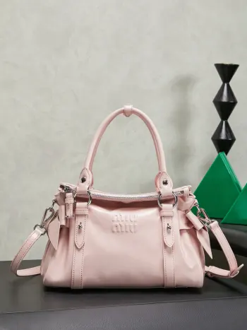 粉色到货现货出货MIUMI 新品机车包手袋 型号5BA327 经典复刻Miu初代风格 复古油蜡皮 高级氛围感 甜酷风直接拉满 自带拉链与斜背肩带 包包拉链可以折进去适合多种风格造型 经典版型与趣味蝴蝶结结合 成就新型机车包尺寸27 X 22 X13 cm