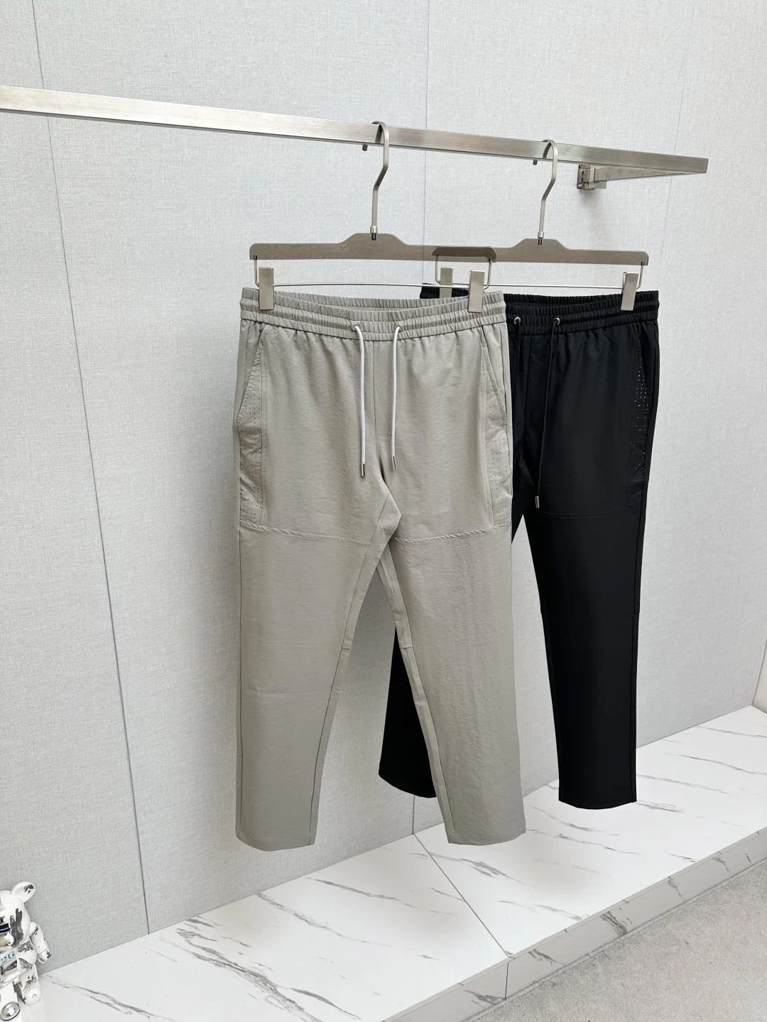 原单休闲裤男装|高仿休闲裤男装|精仿休闲裤男装|一比一休闲裤男装CD 2026ss新品休闲裤 经典款百看不厌 裤身经典logo 侧面激光网 工艺.进口客供辅料 面料定制 每个细节做到极致 原版五金配件 潮范十足 上身有型帅气 休闲时尚必备单品 码数M-3XL