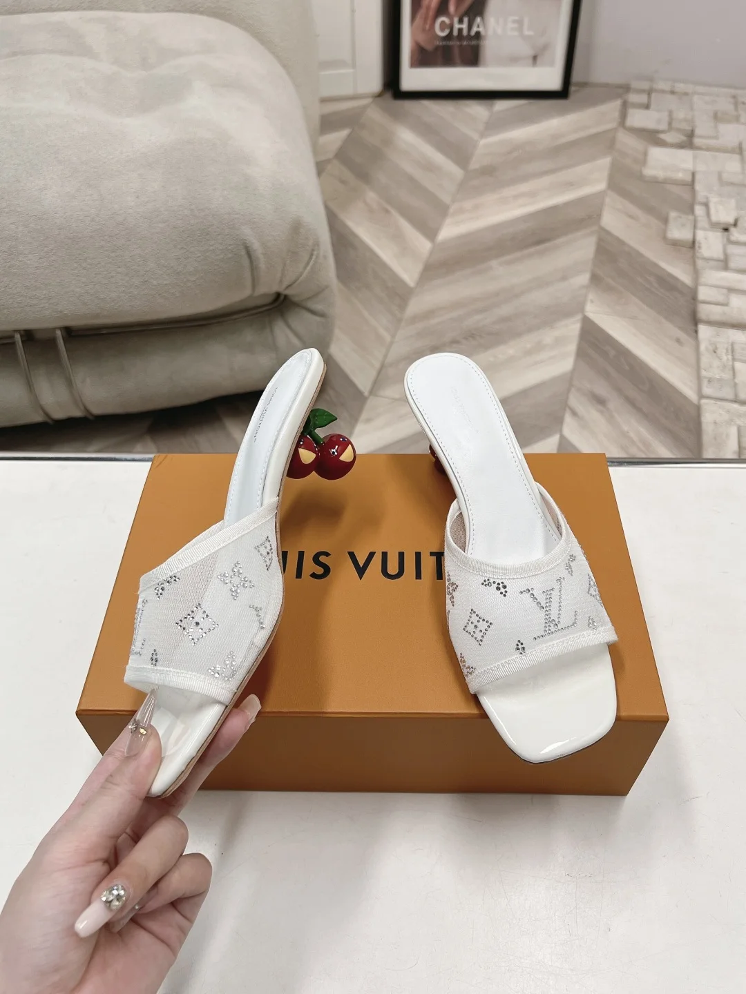 原单LV女鞋|高仿LV女鞋|精仿LV女鞋|一比一LV女鞋夏天必入的LV平替凉拖来啦 老花网纱+樱桃跟设计 7个颜色可选 上脚巨显白显腿长 舒适又百搭 闭眼冲不亏 谁懂啊 这双凉拖真的美到我心巴上 网纱烫钻+方头设计 搭配任何裙子 牛仔裤都超绝 夏天的氛围感直接拉满 姐妹们快冲 