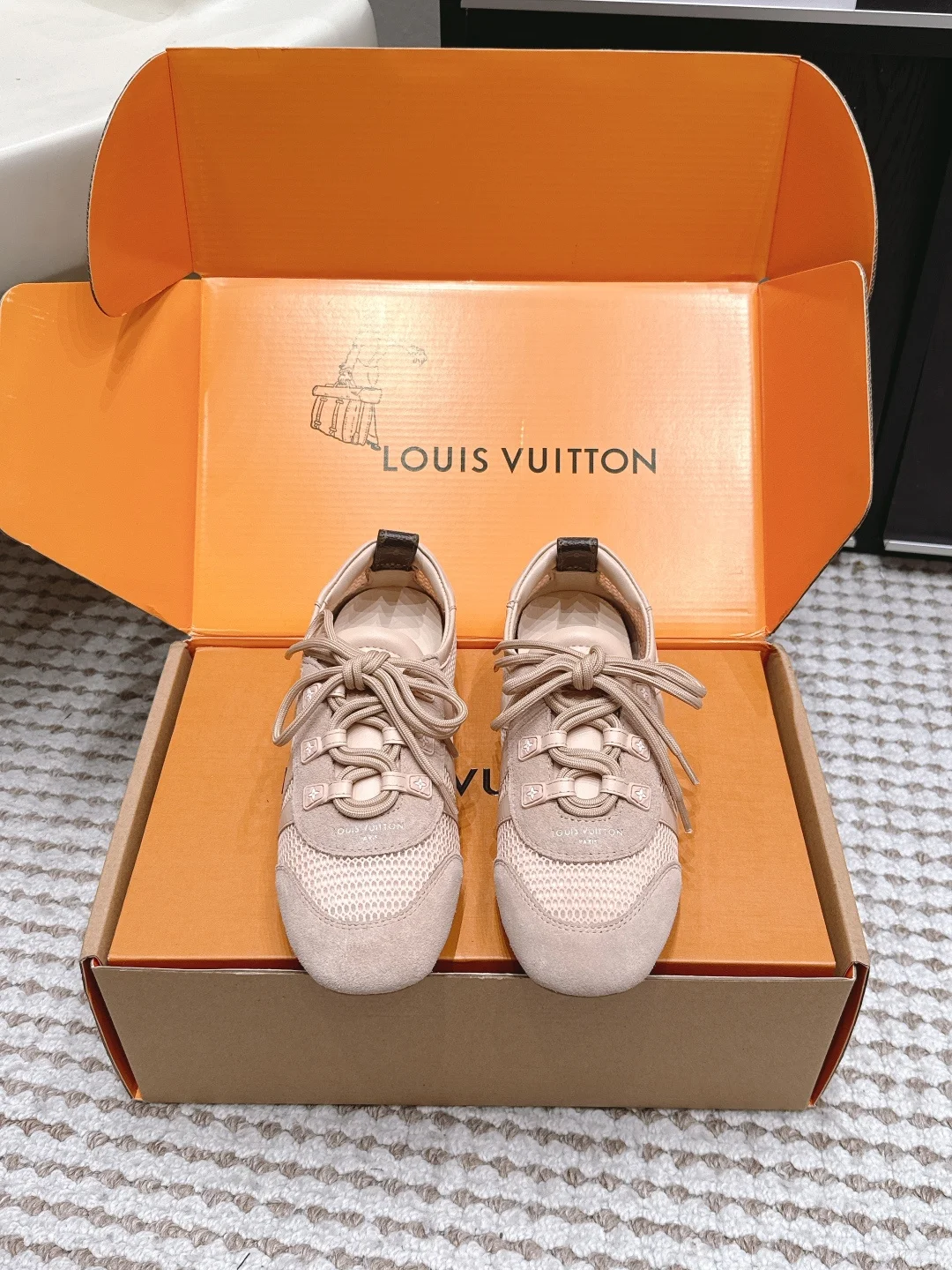 原单LV女鞋|高仿LV女鞋|精仿LV女鞋|一比一LV女鞋Louis Vuitton Sneakerina系列芭蕾舞鞋 德训鞋 平底鞋休闲鞋LV Sneakerina 芭蕾运动鞋以柔软绒面牛皮革塑就 Sacchetto 构型 展现运动鞋和芭蕾舞鞋的美妙融合鞋带处的蓬松标签映现品牌吉祥物 Vivienne 的诙谐意趣 轻盈注塑 TPU 外底融入品牌标志性细节 Size  35-39 40.41.42定做 