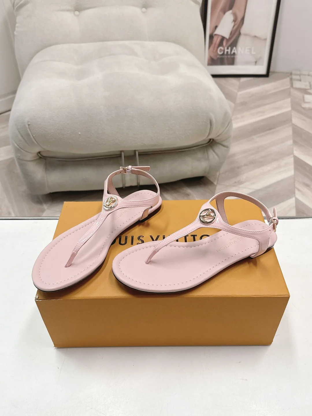 原单LV女鞋|高仿LV女鞋|精仿LV女鞋|一比一LV女鞋 size35-39(40.41订做不个星期)订单价优LV经典T字带平底夹脚凉鞋    版型 T字带夹脚设计 修饰脚型 上脚显白又显瘦   细节 标志性金属LV扣装饰 低调中彰显品牌质感   鞋型 平底软底设计 走路轻盈不累脚 兼顾舒适与优雅   颜色 温柔米白/雾霾蓝/樱花粉三色可选 适配所有夏日穿搭   场景 通勤 约会 度假 日常出街都能hold住 百搭不挑衣