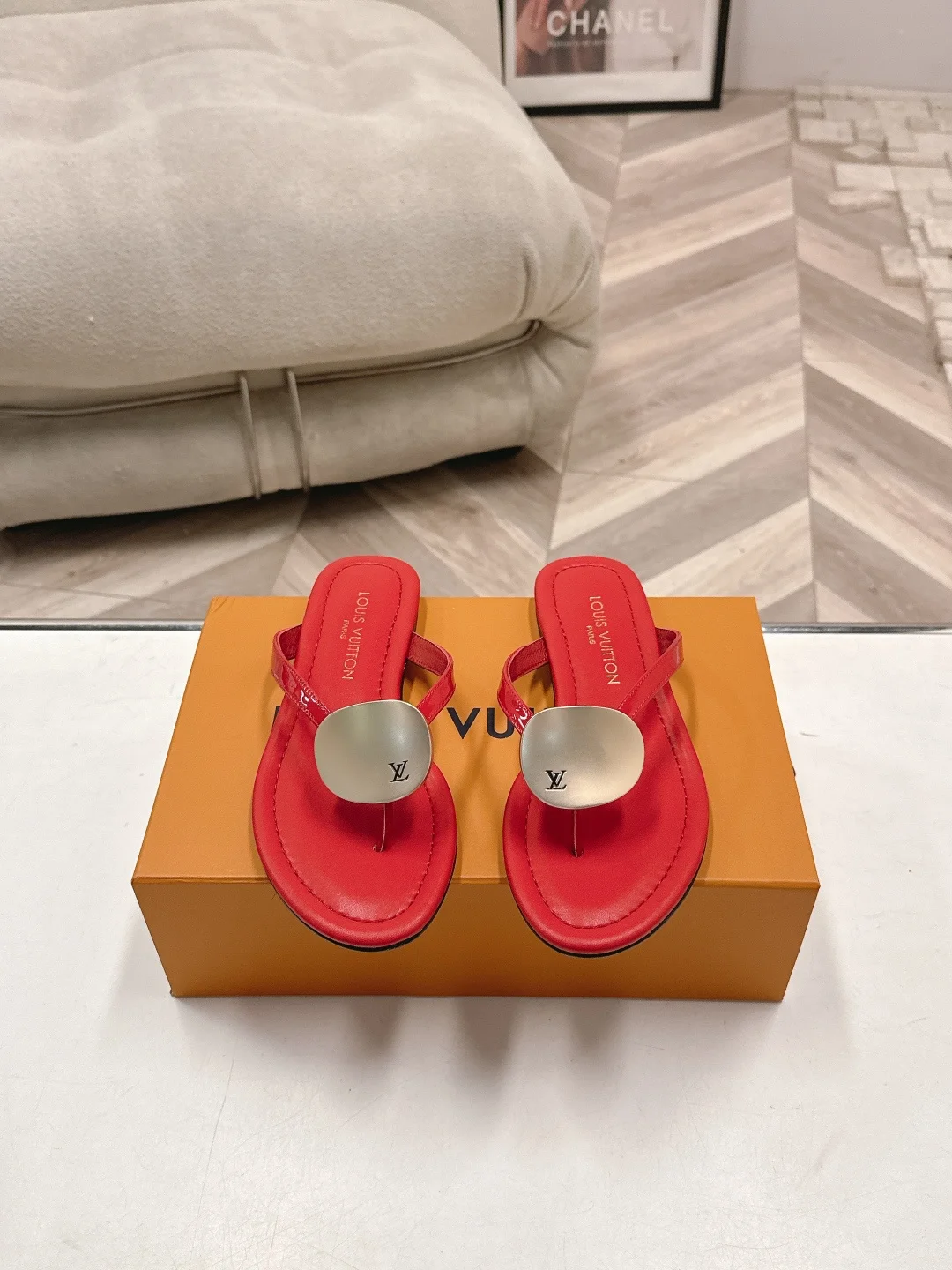 原单LV女鞋|高仿LV女鞋|精仿LV女鞋|一比一LV女鞋size:35-39/40.41定做一个星期谁懂啊 这双LV夹脚凉鞋简直是 懒人天菜  金属圆扣+简约夹脚设计 自带法式慵懒感 平底款舒服到暴走一天都不累 细跟款又能秒变温柔大女主 四种颜色直接戳中我的心巴 夏日鞋柜刚需款 从通勤 逛街到约会 一双就能hold住所有场合 颜色选择困难症直接all in 被问爆的宝藏凉鞋 方头+夹脚的设计超显脚瘦 金属圆扣又添了几分精致 温柔的 酷飒的 元气的风格都能搭出来 夏天的快乐是它给的