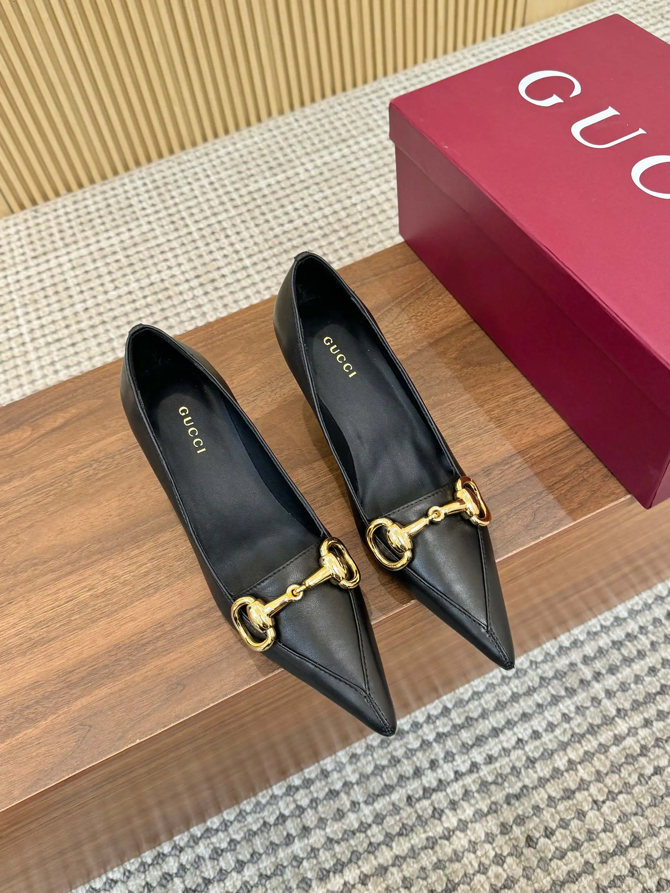 原单古奇女鞋|高仿古奇女鞋|精仿古奇女鞋|一比一古奇女鞋GuCCl 秋冬新款高跟单鞋 采用别具一格的面色烤漆酒杯鞋跟彰显出众魅力 焕新系列呼应近斯系列展现的格调 通过复古审美和现代风尚 将不同时代融会贯通 面料 原版定制超细纹混种羊皮内里 垫脚 定制羊皮里跟高 6.5CM大底 意大利真皮底尺码 35-42  41  42定做 不退换 