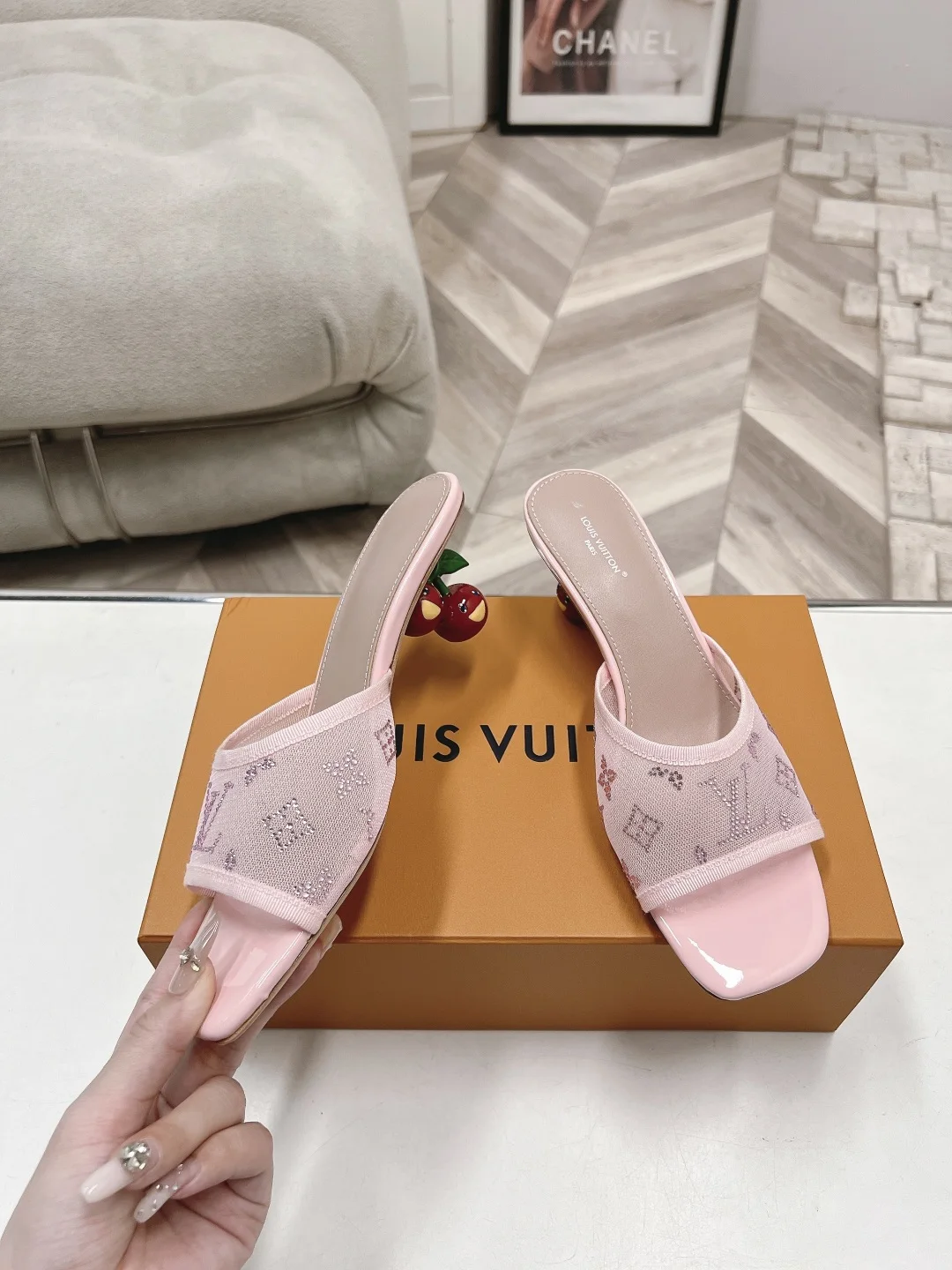 原单LV女鞋|高仿LV女鞋|精仿LV女鞋|一比一LV女鞋夏天必入的LV平替凉拖来啦 老花网纱+樱桃跟设计 7个颜色可选 上脚巨显白显腿长 舒适又百搭 闭眼冲不亏 谁懂啊 这双凉拖真的美到我心巴上 网纱烫钻+方头设计 搭配任何裙子 牛仔裤都超绝 夏天的氛围感直接拉满 姐妹们快冲 