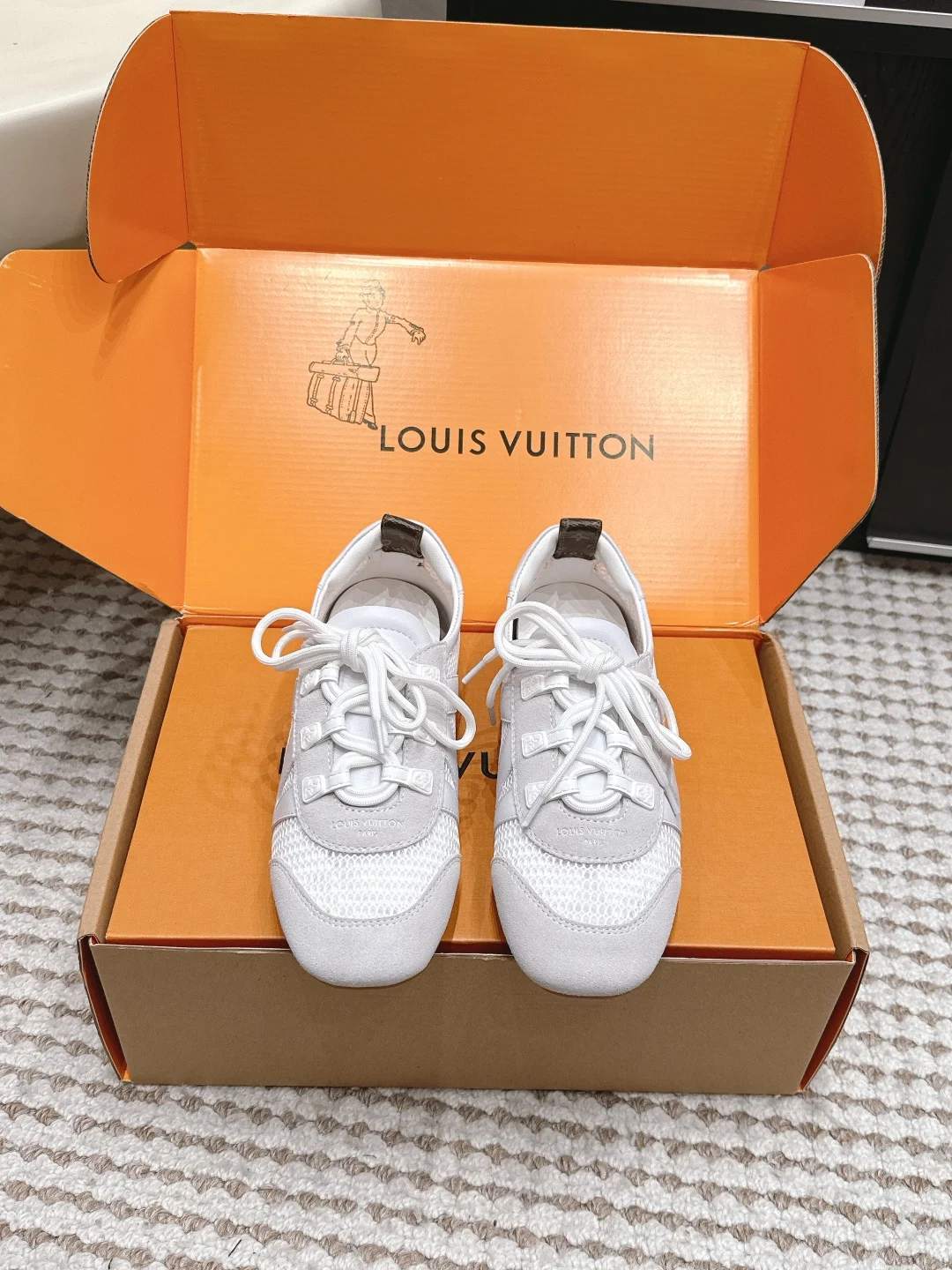 原单LV女鞋|高仿LV女鞋|精仿LV女鞋|一比一LV女鞋Louis Vuitton Sneakerina系列芭蕾舞鞋 德训鞋 平底鞋休闲鞋LV Sneakerina 芭蕾运动鞋以柔软绒面牛皮革塑就 Sacchetto 构型 展现运动鞋和芭蕾舞鞋的美妙融合鞋带处的蓬松标签映现品牌吉祥物 Vivienne 的诙谐意趣 轻盈注塑 TPU 外底融入品牌标志性细节 Size  35-39 40.41.42定做 
