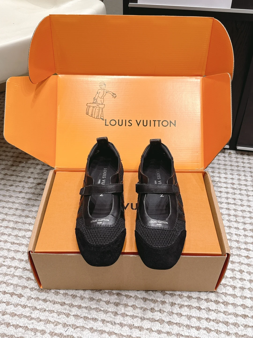 原单LV女鞋|高仿LV女鞋|精仿LV女鞋|一比一LV女鞋Louis Vuitton Sneakerina系列芭蕾舞鞋 德训鞋 平底鞋休闲鞋LV Sneakerina 芭蕾运动鞋以柔软绒面牛皮革塑就 Sacchetto 构型 展现运动鞋和芭蕾舞鞋的美妙融合鞋带处的蓬松标签映现品牌吉祥物 Vivienne 的诙谐意趣 轻盈注塑 TPU 外底融入品牌标志性细节 Size  35-39 40.41.42定做 