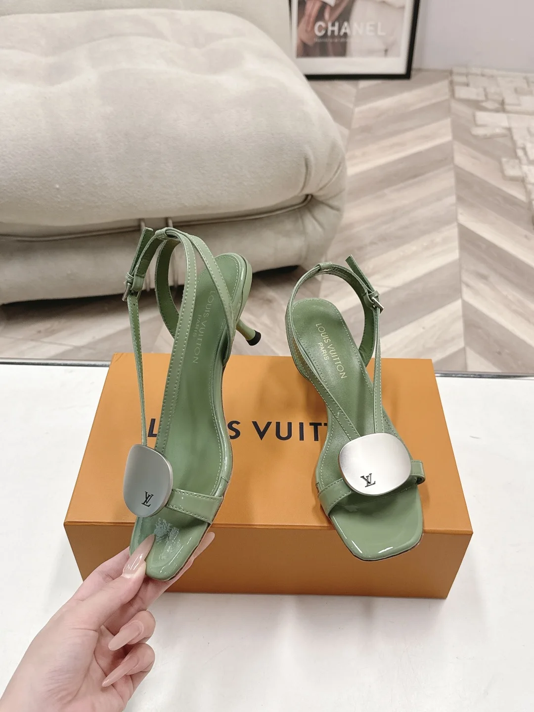 原单LV女鞋|高仿LV女鞋|精仿LV女鞋|一比一LV女鞋size:35-39/40.41定做一个星期谁懂啊 这双LV凉鞋简直是 懒人天菜  金属圆扣+简约夹脚设计 自带法式慵懒感 平底款舒服到暴走一天都不累 细跟款又能秒变温柔大女主 四种颜色直接戳中我的心巴 夏日鞋柜刚需款 从通勤 逛街到约会 一双就能hold住所有场合 颜色选择困难症直接all in 被问爆的宝藏凉鞋 方头+夹脚的设计超显脚瘦 金属圆扣又添了几分精致 温柔的 酷飒的 元气的风格都能搭出来 夏天的快乐是它给的