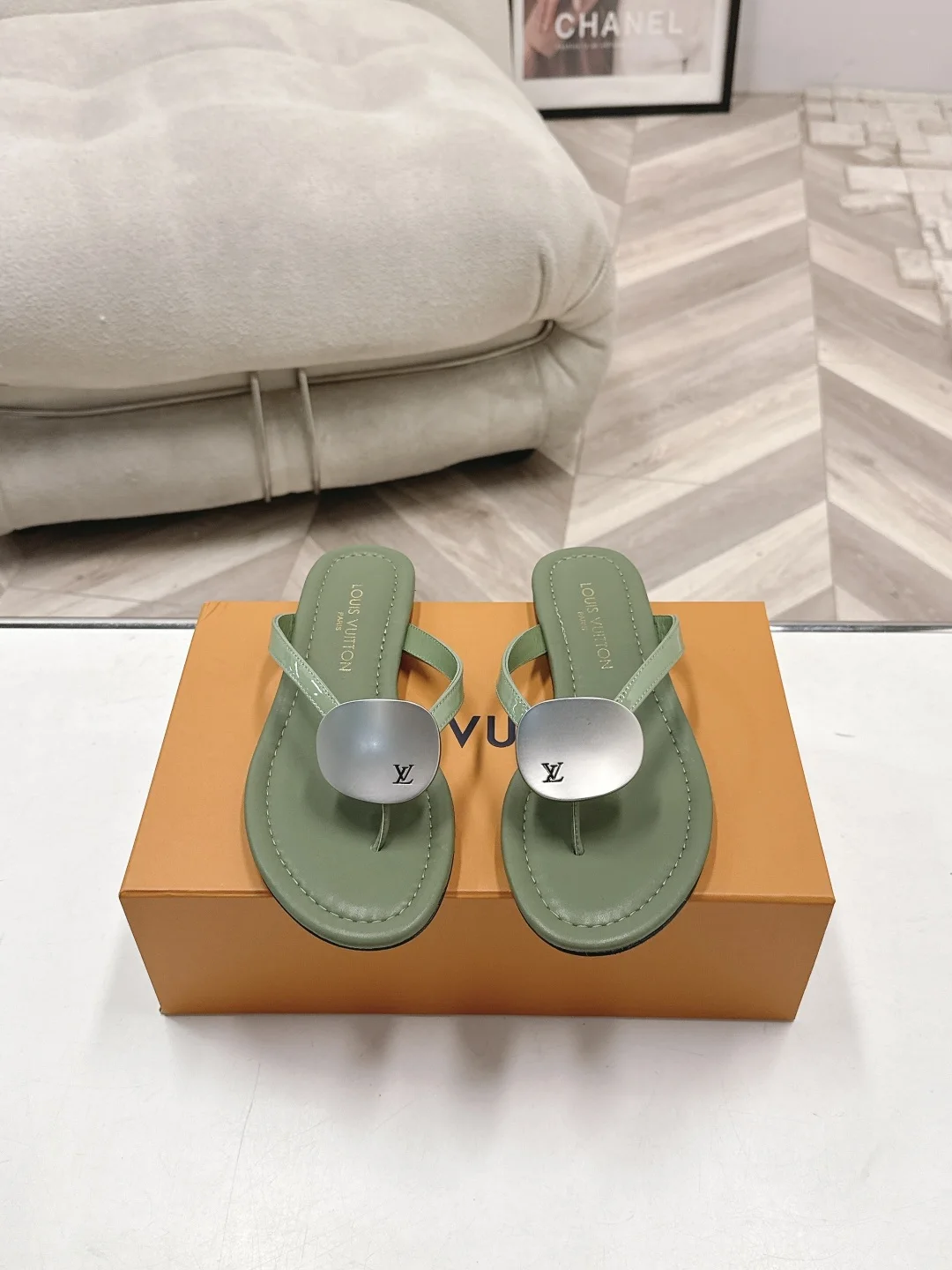 原单LV女鞋|高仿LV女鞋|精仿LV女鞋|一比一LV女鞋size:35-39/40.41定做一个星期谁懂啊 这双LV夹脚凉鞋简直是 懒人天菜  金属圆扣+简约夹脚设计 自带法式慵懒感 平底款舒服到暴走一天都不累 细跟款又能秒变温柔大女主 四种颜色直接戳中我的心巴 夏日鞋柜刚需款 从通勤 逛街到约会 一双就能hold住所有场合 颜色选择困难症直接all in 被问爆的宝藏凉鞋 方头+夹脚的设计超显脚瘦 金属圆扣又添了几分精致 温柔的 酷飒的 元气的风格都能搭出来 夏天的快乐是它给的