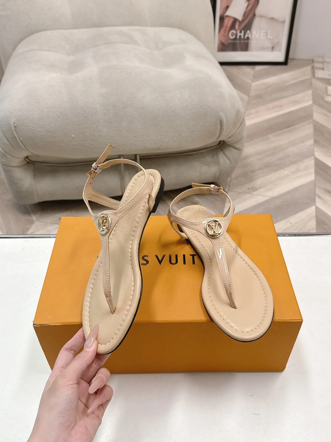 原单LV女鞋|高仿LV女鞋|精仿LV女鞋|一比一LV女鞋 size35-39(40.41订做不个星期)订单价优LV经典T字带平底夹脚凉鞋    版型 T字带夹脚设计 修饰脚型 上脚显白又显瘦   细节 标志性金属LV扣装饰 低调中彰显品牌质感   鞋型 平底软底设计 走路轻盈不累脚 兼顾舒适与优雅   颜色 温柔米白/雾霾蓝/樱花粉三色可选 适配所有夏日穿搭   场景 通勤 约会 度假 日常出街都能hold住 百搭不挑衣