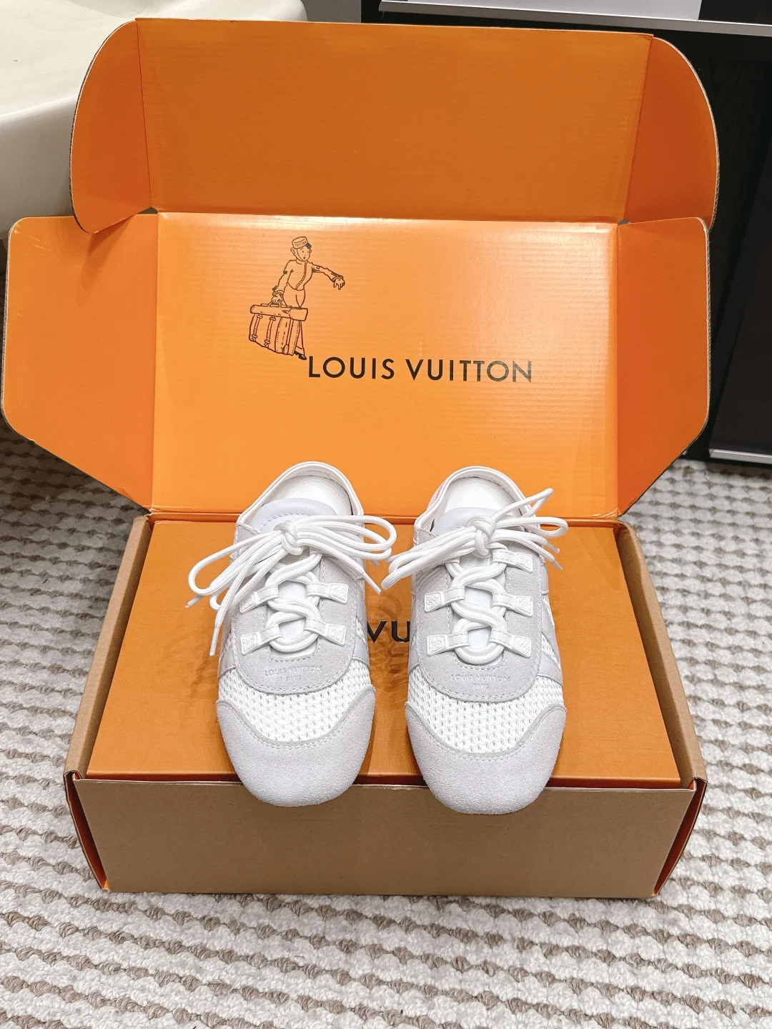 原单LV女鞋|高仿LV女鞋|精仿LV女鞋|一比一LV女鞋Louis Vuitton Sneakerina系列芭蕾舞鞋 德训鞋 平底鞋休闲鞋LV Sneakerina 芭蕾运动鞋以柔软绒面牛皮革塑就 Sacchetto 构型 展现运动鞋和芭蕾舞鞋的美妙融合鞋带处的蓬松标签映现品牌吉祥物 Vivienne 的诙谐意趣 轻盈注塑 TPU 外底融入品牌标志性细节 Size  35-39 40.41.42定做 