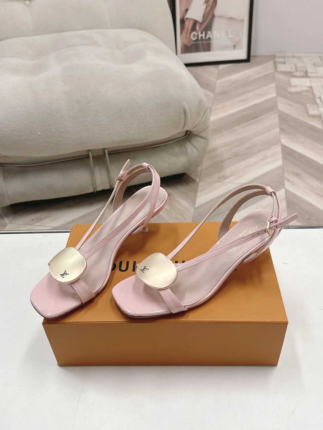 原单LV女鞋|高仿LV女鞋|精仿LV女鞋|一比一LV女鞋size:35-39/40.41定做一个星期谁懂啊 这双LV凉鞋简直是 懒人天菜  金属圆扣+简约夹脚设计 自带法式慵懒感 平底款舒服到暴走一天都不累 细跟款又能秒变温柔大女主 四种颜色直接戳中我的心巴 夏日鞋柜刚需款 从通勤 逛街到约会 一双就能hold住所有场合 颜色选择困难症直接all in 被问爆的宝藏凉鞋 方头+夹脚的设计超显脚瘦 金属圆扣又添了几分精致 温柔的 酷飒的 元气的风格都能搭出来 夏天的快乐是它给的