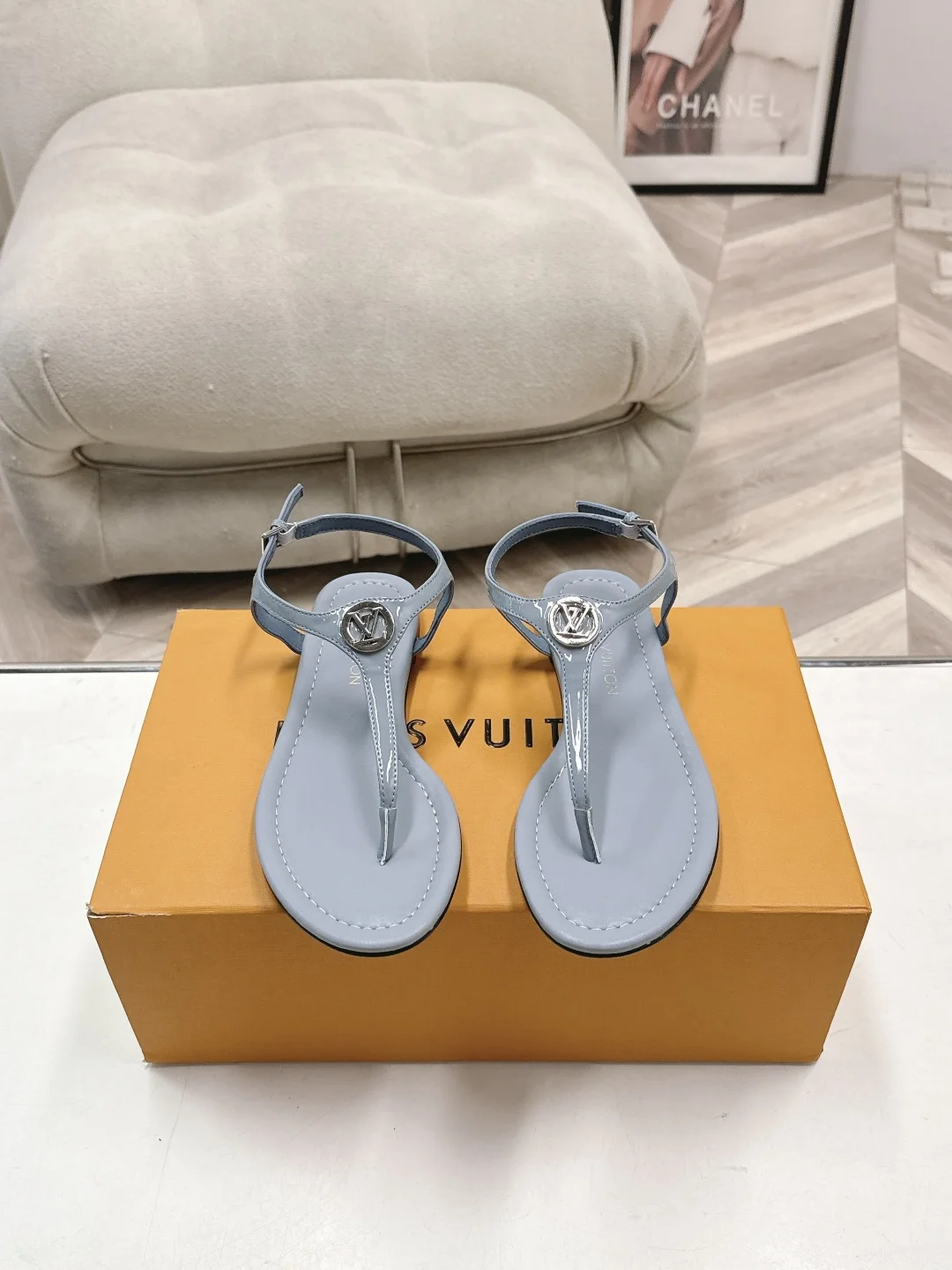 原单LV女鞋|高仿LV女鞋|精仿LV女鞋|一比一LV女鞋 size35-39(40.41订做不个星期)订单价优LV经典T字带平底夹脚凉鞋    版型 T字带夹脚设计 修饰脚型 上脚显白又显瘦   细节 标志性金属LV扣装饰 低调中彰显品牌质感   鞋型 平底软底设计 走路轻盈不累脚 兼顾舒适与优雅   颜色 温柔米白/雾霾蓝/樱花粉三色可选 适配所有夏日穿搭   场景 通勤 约会 度假 日常出街都能hold住 百搭不挑衣