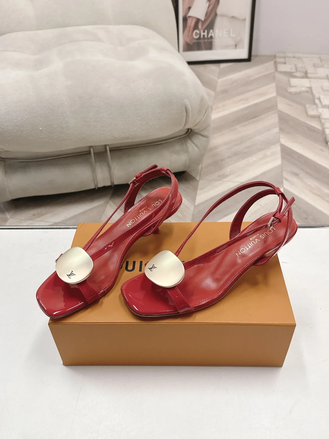原单LV女鞋|高仿LV女鞋|精仿LV女鞋|一比一LV女鞋size:35-39/40.41定做一个星期谁懂啊 这双LV凉鞋简直是 懒人天菜  金属圆扣+简约夹脚设计 自带法式慵懒感 平底款舒服到暴走一天都不累 细跟款又能秒变温柔大女主 四种颜色直接戳中我的心巴 夏日鞋柜刚需款 从通勤 逛街到约会 一双就能hold住所有场合 颜色选择困难症直接all in 被问爆的宝藏凉鞋 方头+夹脚的设计超显脚瘦 金属圆扣又添了几分精致 温柔的 酷飒的 元气的风格都能搭出来 夏天的快乐是它给的