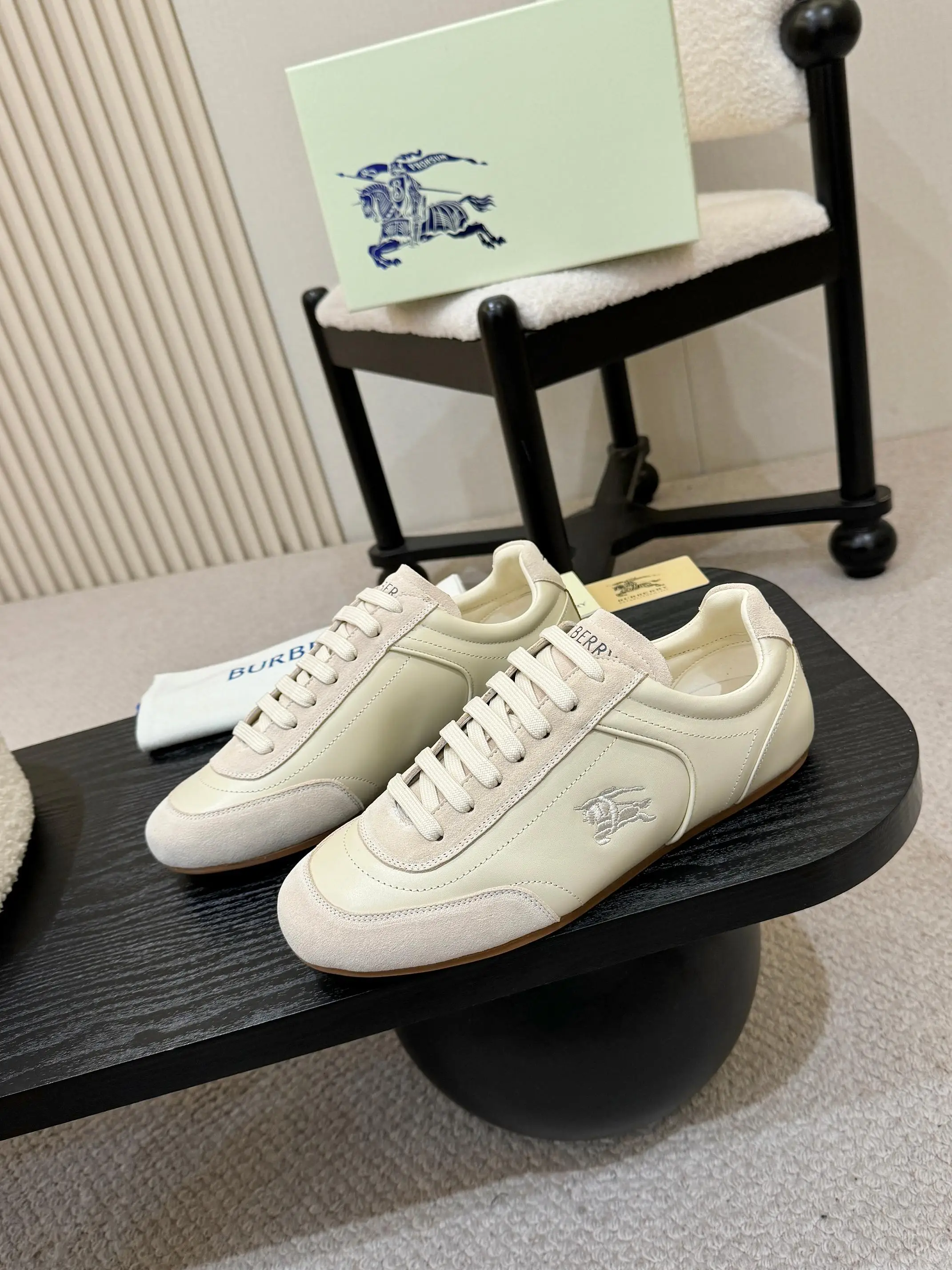 Burberry 2026 Hot-selling Retro Training Shoes Couple Casual Shoes - Detail view 2