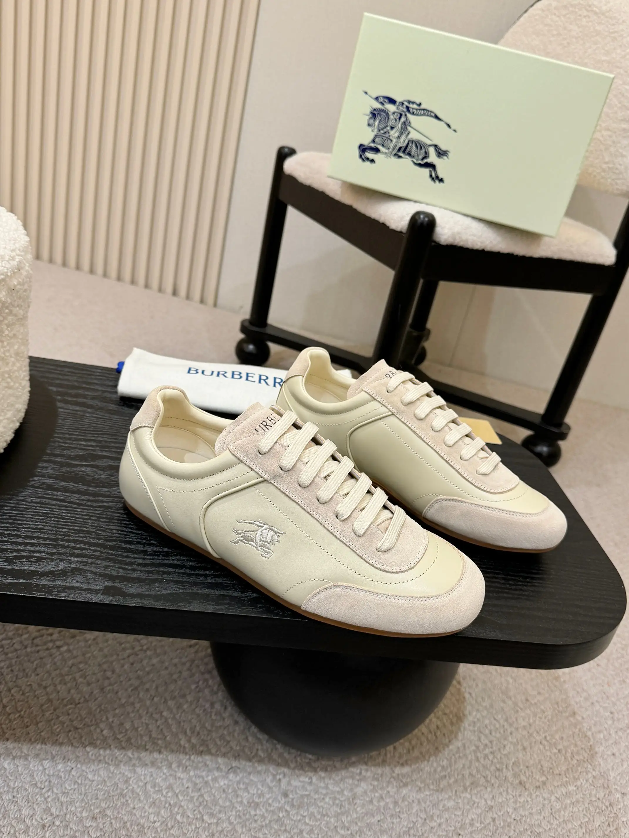 Burberry 2026 Hot-selling Retro Training Shoes Couple Casual Shoes - Detail view 3