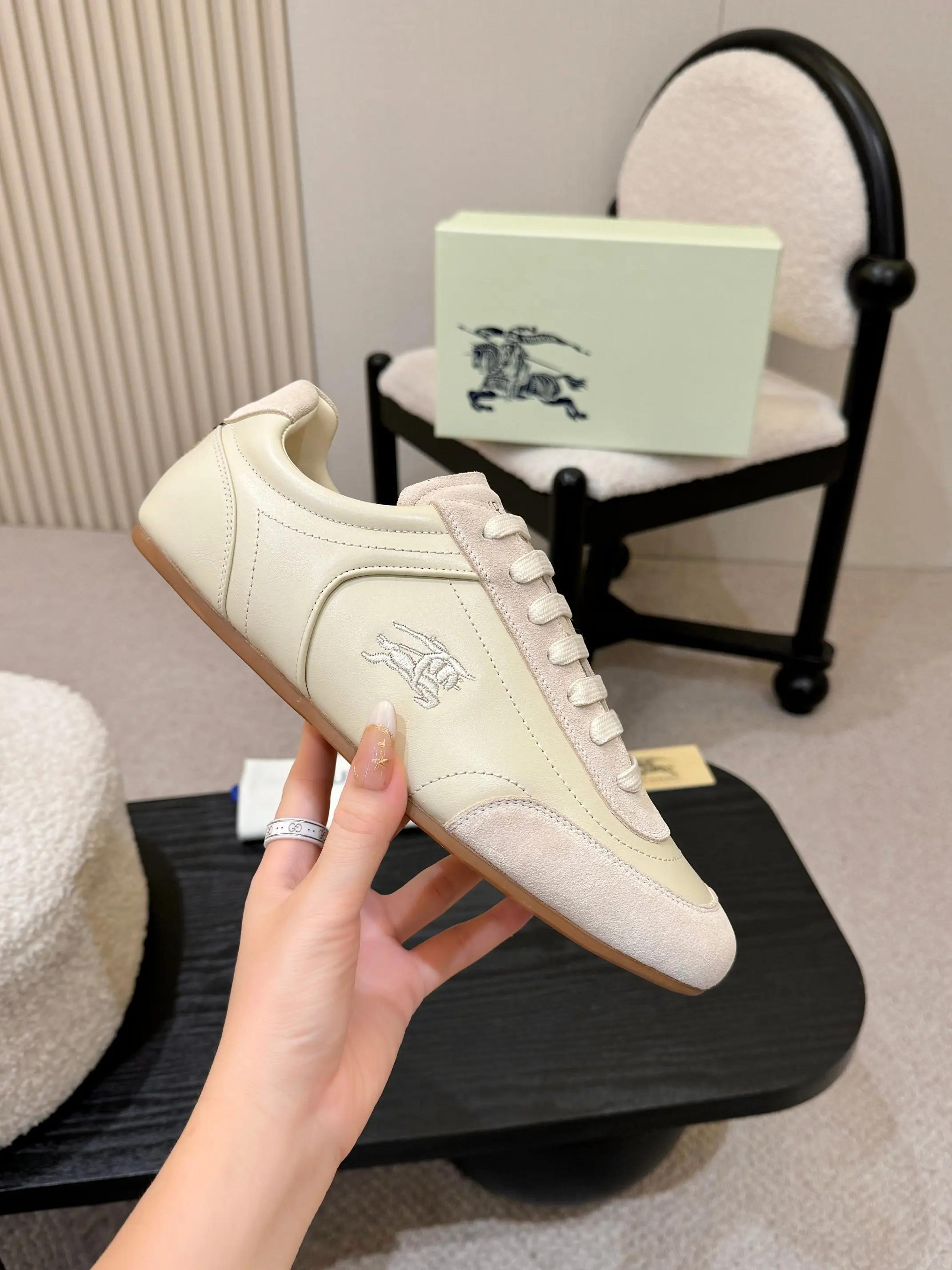 Burberry 2026 Hot-selling Retro Training Shoes Couple Casual Shoes - Detail view 5