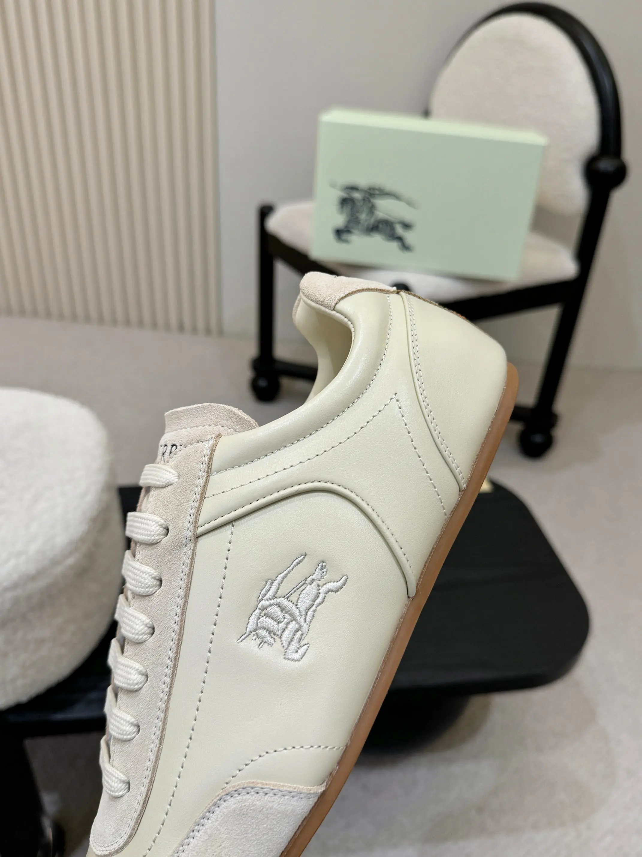 Burberry 2026 Hot-selling Retro Training Shoes Couple Casual Shoes - Detail view 7