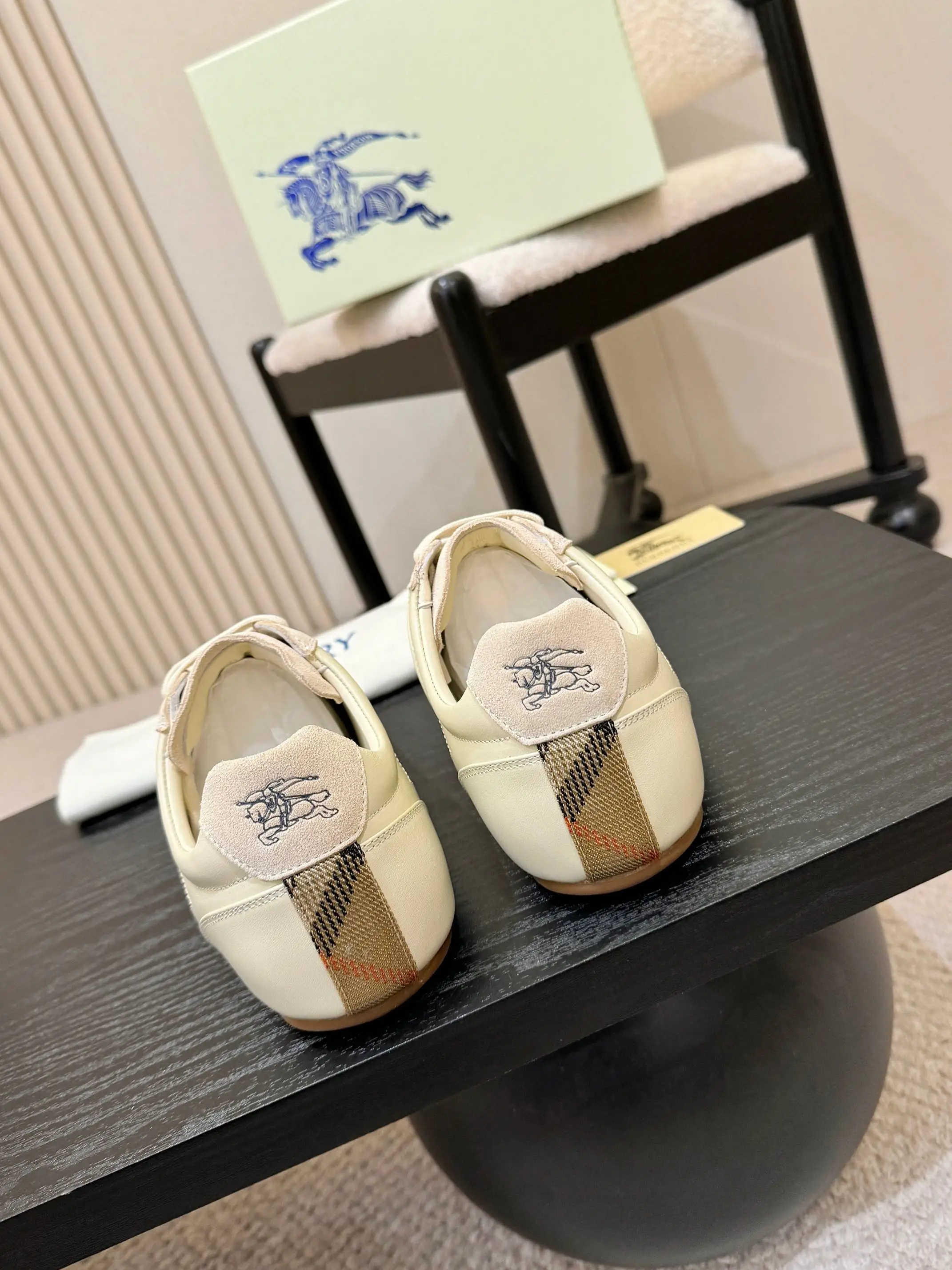 Burberry 2026 Hot-selling Retro Training Shoes Couple Casual Shoes - Detail view 8