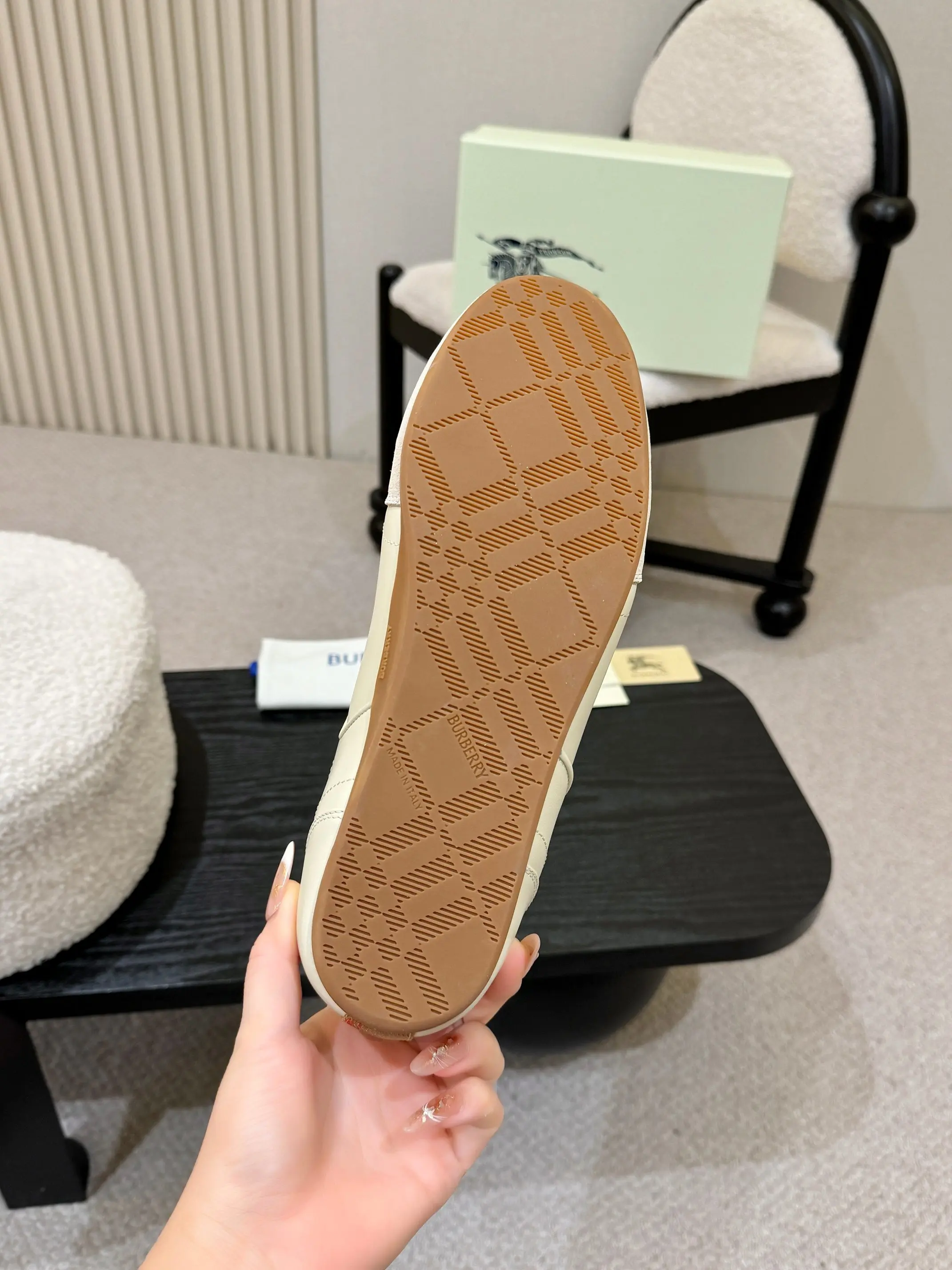Burberry 2026 Hot-selling Retro Training Shoes Couple Casual Shoes - Detail view 9