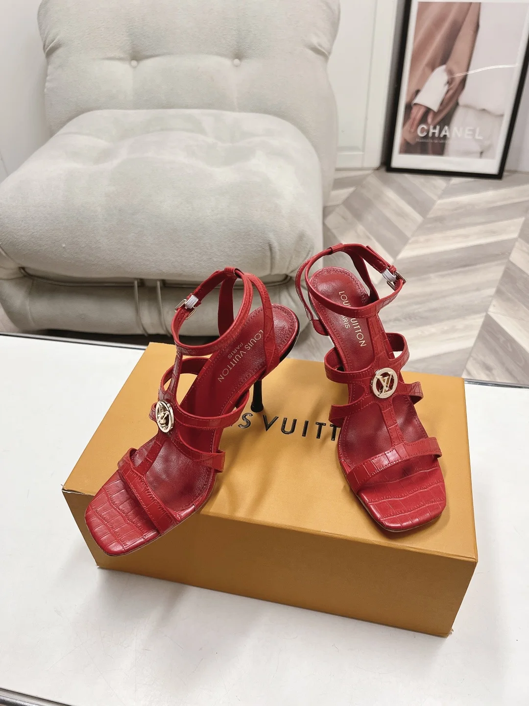 原单LV女鞋|高仿LV女鞋|精仿LV女鞋|一比一LV女鞋 size:35-39/40.41不退不换(订单价优)谁懂啊 这双LV罗马凉鞋简直是 腿精制造机  方头+细带的设计 把脚踝和脚背的线条衬得巨好看 穿上自带贵气感五个新色 光面粉色俏皮 橙色靓丽 白灰棋盘格优雅 鳄鱼纹压花黑色大气 鳄鱼纹压花红色女王范十足 自带焦点 直接焊在我的鞋柜里 约会 通勤 逛街都能打 夏天的快乐 是这双高跟凉鞋给的 踩上的瞬间 走路都带风 