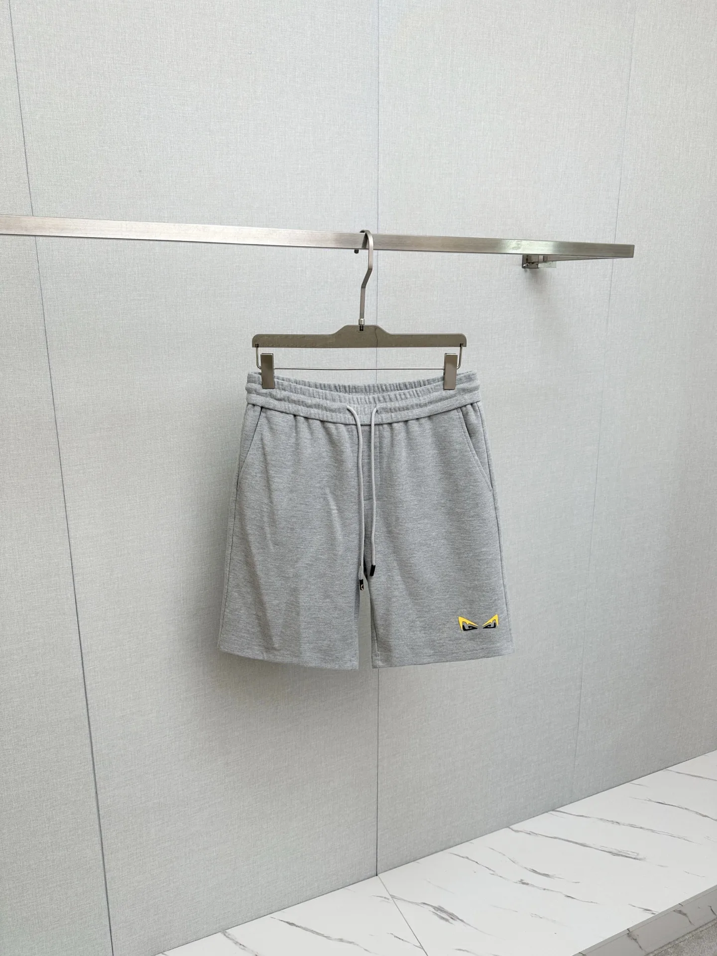 原单短款裤子男装|高仿短款裤子男装|精仿短款裤子男装|一比一短款裤子男装FD 爆款短裤2026ss新款男士休闲短裤 高端版本 专柜定制面料 透气舒适度高 细节无可挑剔 品牌设计理念 体现高品质 手感细腻柔软 呈现休闲裁剪 上身版型超赞 码数 M-4XL