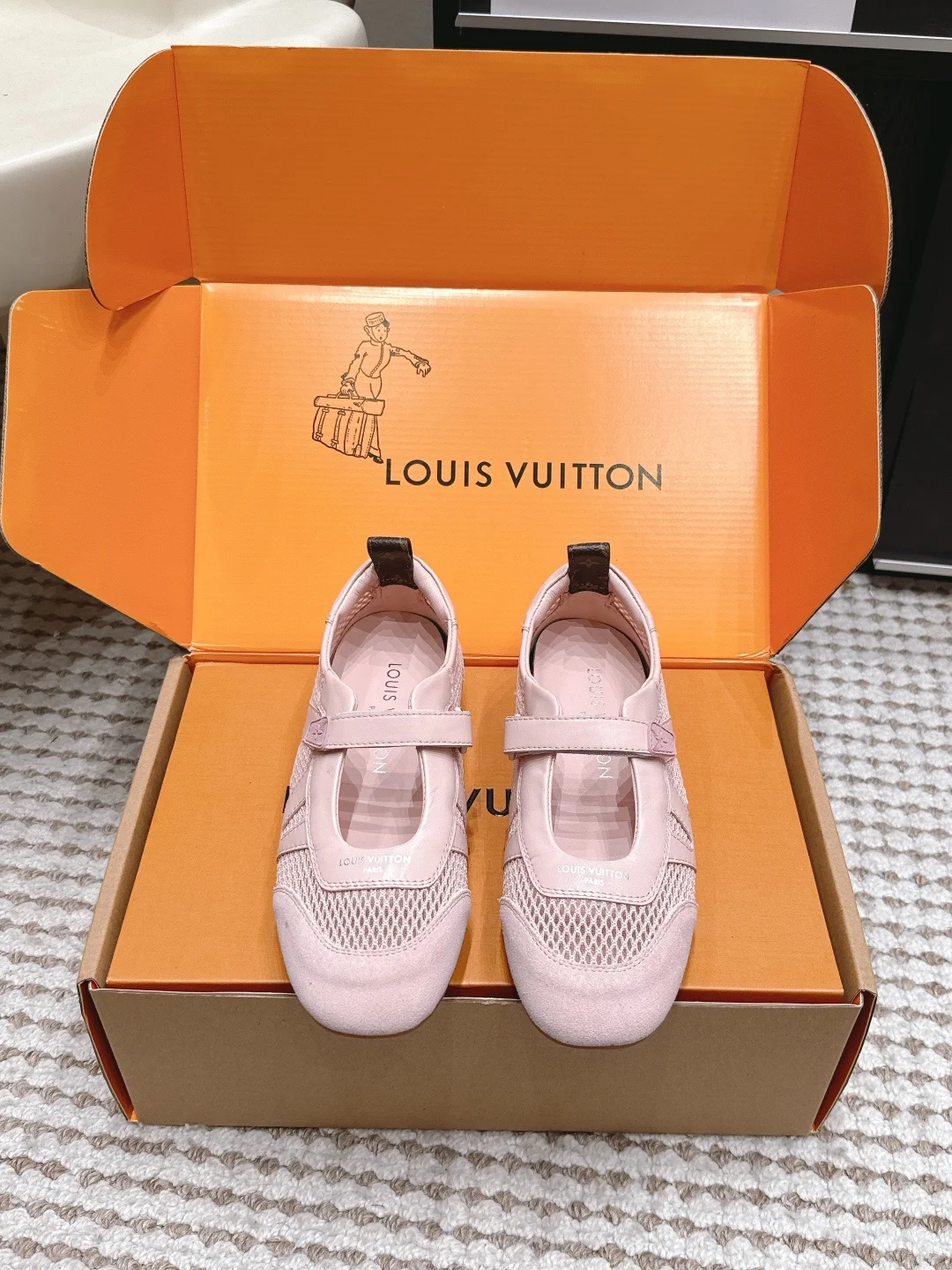 原单LV女鞋|高仿LV女鞋|精仿LV女鞋|一比一LV女鞋Louis Vuitton Sneakerina系列芭蕾舞鞋 德训鞋 平底鞋休闲鞋LV Sneakerina 芭蕾运动鞋以柔软绒面牛皮革塑就 Sacchetto 构型 展现运动鞋和芭蕾舞鞋的美妙融合鞋带处的蓬松标签映现品牌吉祥物 Vivienne 的诙谐意趣 轻盈注塑 TPU 外底融入品牌标志性细节 Size  35-39 40.41.42定做 