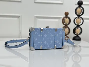 顶级原单 独家实拍 M13562蓝色硬盒子包 本款 Wallet Trunk Taigarama 手袋取材 Monogram 帆布和牛皮革 以木条框架 搭扣和加固包角道出品牌经典硬箱的灵感启发 充裕内里便于收纳手机与钱夹 可拆卸肩带令肩背斜挎切换自如 尺寸 12.3 x 6 x 21.5cm