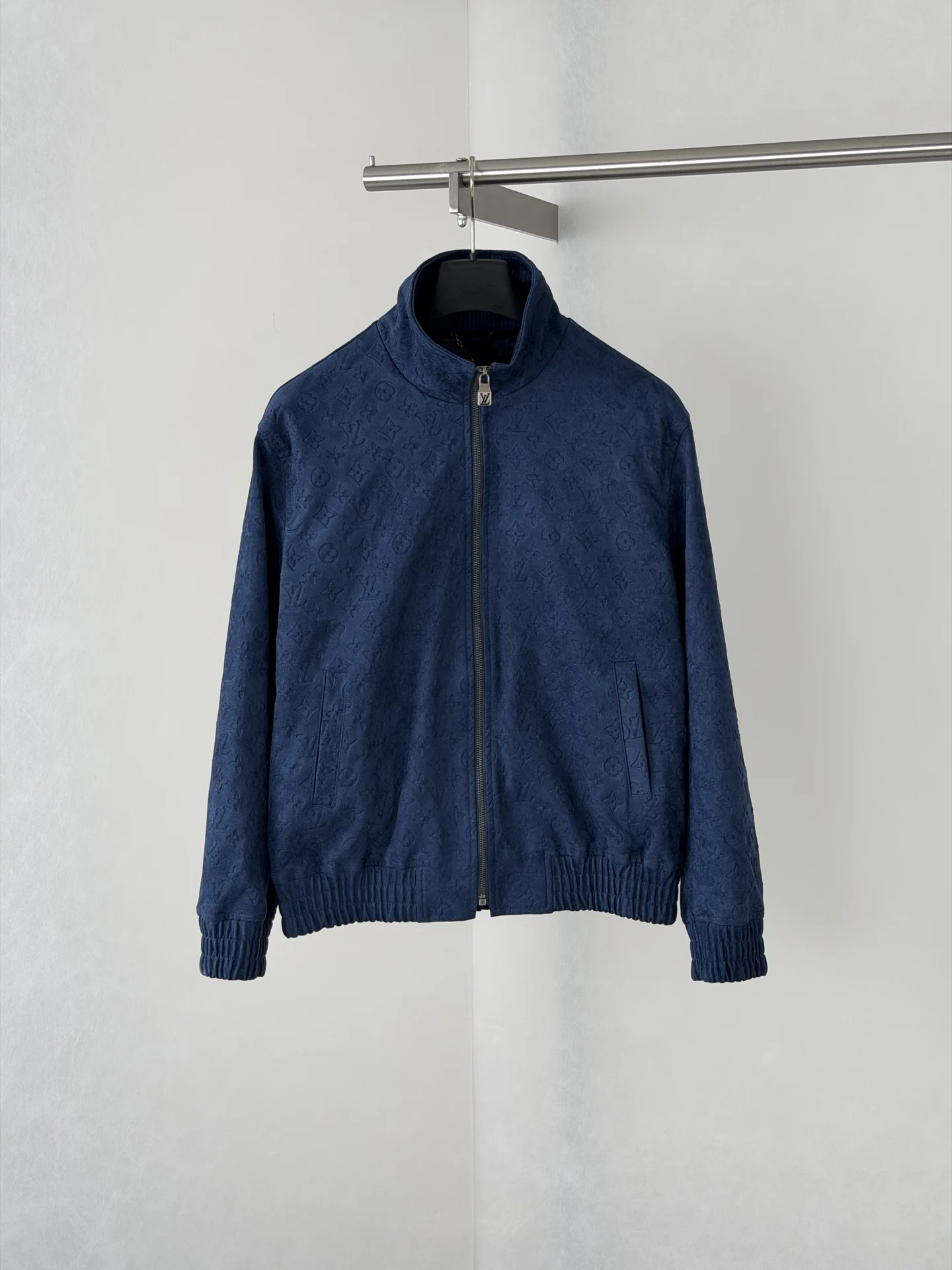 原单外套男装|高仿外套男装|精仿外套男装|一比一外套男装V/路易 SS26 Monogram老花满印麂皮压花立领夹克外套 哑光高级雾面色泽 通体满幅LV老花立体压花 独立模具压制 花纹深浅 间距 排布严格对标原版 压印力度把控到位 不会出现压纹过浅模糊 压穿面料的问题 从面料染色 压花工艺 车位缝制到辅料定制 全程对标原版工序 统一对色校准藏蓝色调 Size S/M/L/XL