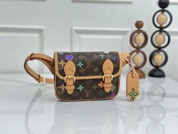 顶级原单 独家实拍 M26806丝印款小号邮差包 本款 Satchel 迷你手袋出自 Monogram Archive 系列 为柔软 Monogram 帆布包身搭配做旧皮革饰边和耀目金属件 迷你邮差包构型可容纳手机及钱夹等日常用品 可调节肩带确保舒适肩背或斜跨 尺寸 19.5x15x6cm