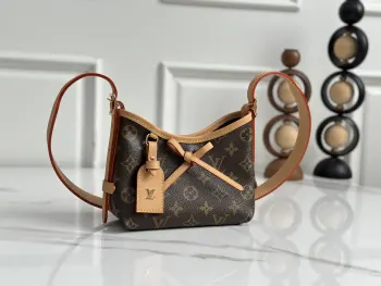 顶级原单 独家实拍 M2A711迷你托特包本款 Nano CarryAll 迷你手袋取材 Monogram 帆布和皮革饰边 成就都市生活的贴身良伴 充裕构型设有齐整内层 大号内袋再添功能元素 可拆卸 Monogram 帆布拉链手拿包通过皮革带固定 尺寸 16x15x9.5cm