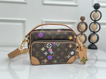 顶级原单 独家实拍 M27853老花丝印款邮差包 本款 Nil 大号斜挎包取材 Monogram 涂层帆布 在 Pharrell Williams 设计的原版 Nil 手袋基础上进一步放大 做旧皮革饰边勾勒加固包角和镶边 拉链前袋方便取放随身用品 可拆卸手柄与可拆卸并调节的肩带丰富背携选择 28.5 x 20 x 11.5 (厘米) ((长 x 高 x 宽)   Monogram Archive 涂层帆布   做旧牛皮革饰边   织物内衬   金属件   拉链开合   拉链前袋   主隔层   内贴袋   肩带 可拆卸 可调节   包带半长 37.5 厘米   包带半长可调至 50.0 厘米   手柄 单手柄 可拆卸