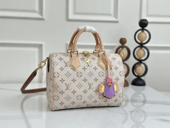 顶级原单 独家实拍 M2A038白花枕头包 LV Crafty 系列呈现精巧 Speedy Bandouliere 手袋 致意夏日妙趣精神 为路易威登 Monogram Dune 标识注入玩趣锋芒 帆布材质搭配撞色皮革饰边与金属件 缤纷装饰与皮革细节点亮整体 尺寸 26 x 19 x 15CM (长度 x 高 x 宽)