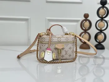 顶级原单 独家实拍 M29782白花化妆包Vanity Chain uch 手袋自路易威登典藏硬箱汲取灵感 尽显品牌旅行传承 此款 LV Crafty 版本呈现 Monogram Dune 帆布的淡雅色调 为经典设计注入活泼意趣 亮丽皮革饰边和可拆卸钥匙包丰富细节 可拆卸肩带和链条注入新颖笔触 耀目金属件和 LV 挂锁相得益彰 尺寸 19 x 11.5 x 6.5CM (长度 x 高 x 宽)