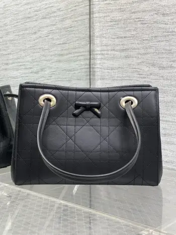现货Dior2026春夏新款蝴蝶结托特包 牛皮搭配经典Oblique帆布内里+蝴蝶结点缀超优雅少女感 轻便自重 通勤出街都很适合!手提+可调节肩带 手提斜挎随心切换 实用又时髦 内部空间合理 日常物品轻松收纳 是功能与设计感兼具的高端包包 深受年轻女生喜爱 Size 27*19*13.5cm