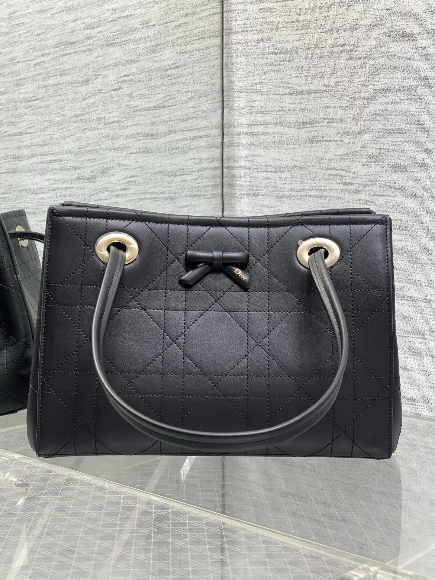 现货Dior2026春夏新款蝴蝶结托特包 牛皮搭配经典Oblique帆布内里+蝴蝶结点缀超优雅少女感 轻便自重 通勤出街都很适合!手提+可调节肩带 手提斜挎随心切换 实用又时髦 内部空间合理 日常物品轻松收纳 是功能与设计感兼具的高端包包 深受年轻女生喜爱 Size 27*19*13.5cm