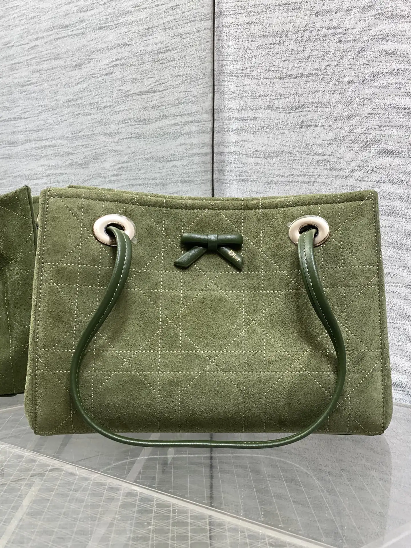 原单迪奥女包|高仿迪奥女包|精仿迪奥女包|一比一迪奥女包现货Dior2026春夏新款蝴蝶结托特包 经典Oblique帆布配绒面+蝴蝶结点缀超优雅少女感 轻便自重 通勤出街都很适合!手提+可调节肩带 手提斜挎随心切换 实用又时髦 内部空间合理 日常物品轻松收纳 是功能与设计感兼具的高端包包 深受年轻女生喜爱 Size 27*19*13.5cm